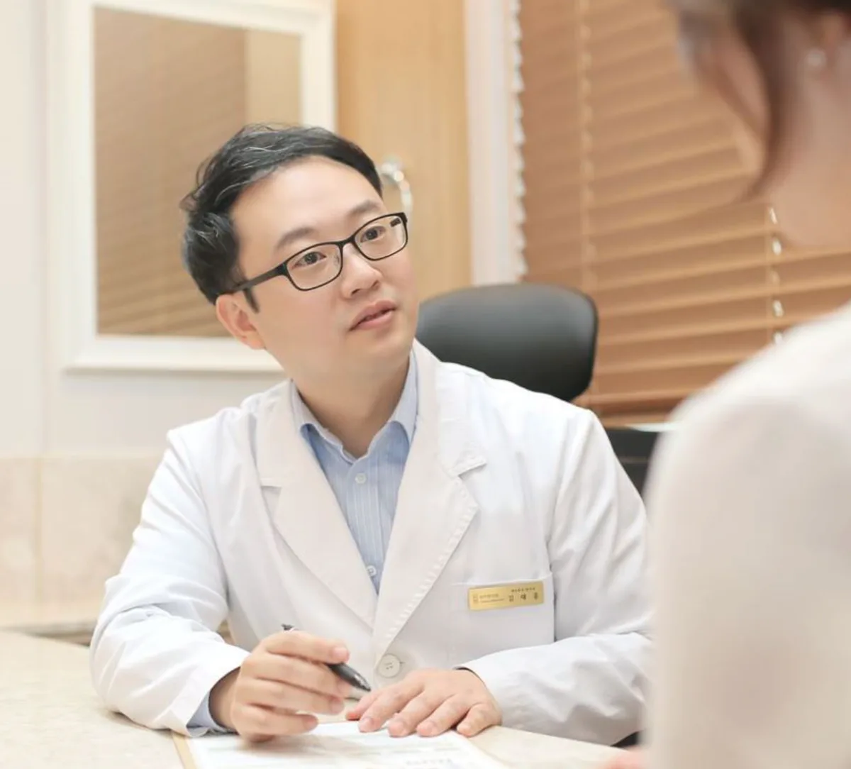 환자와 상담하는 김재홍 대표원장